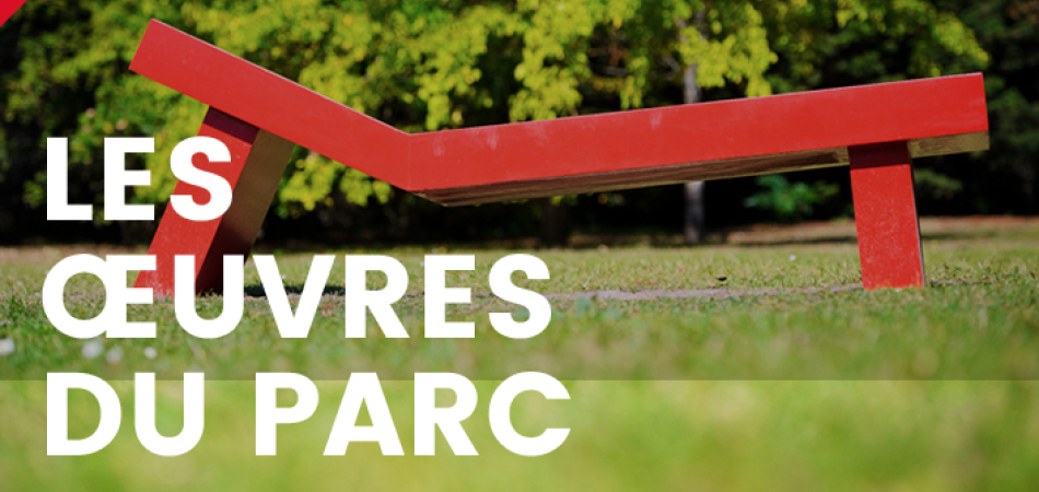 Banc rouge dans le parc de l'abbaye de Maubuisson