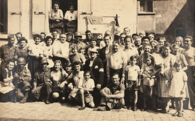 Photographie d’un groupe de civils et de soldats américains et français posant dans la région d’Enghien, [août 1944].